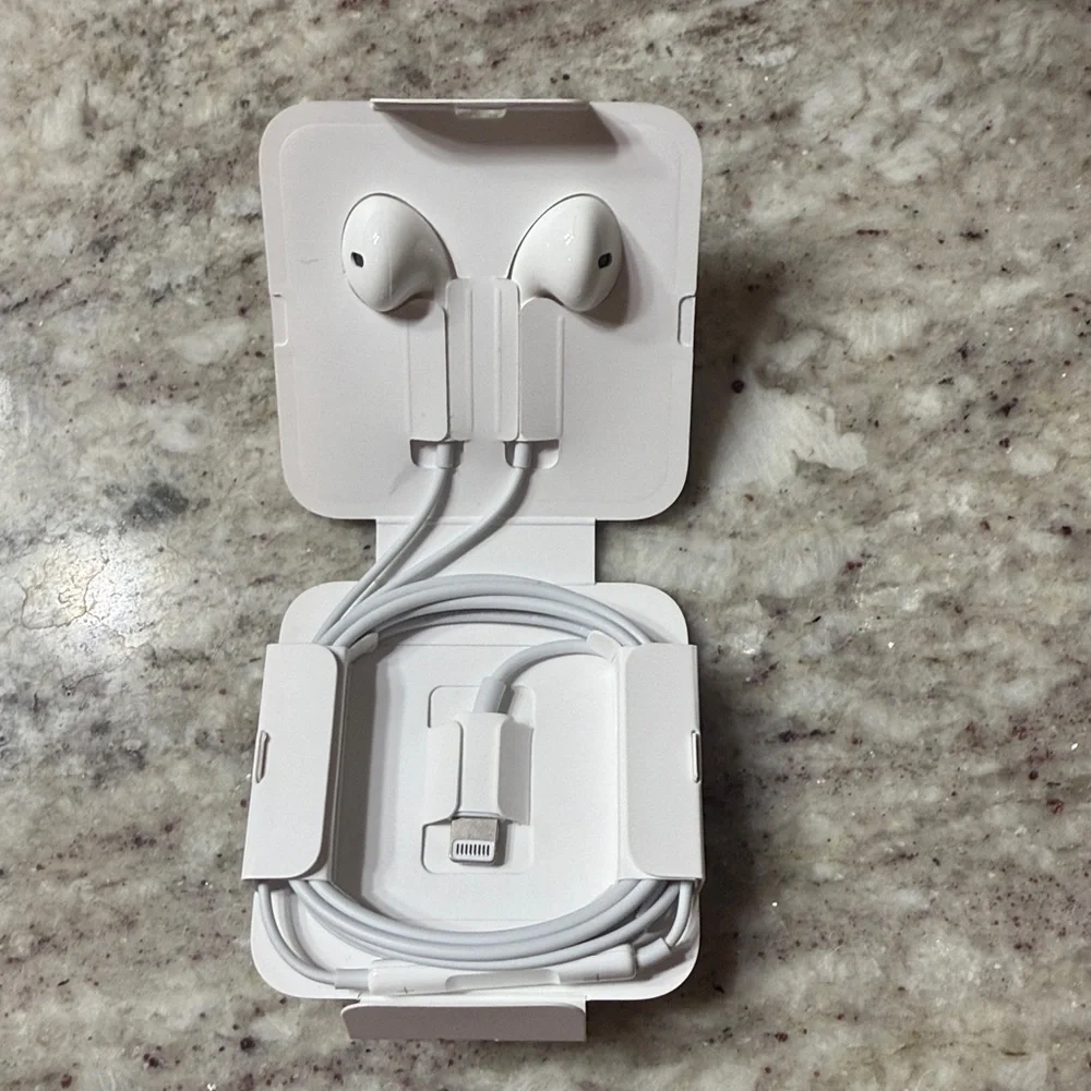 NWT - Apple earbuds with headphone adapter